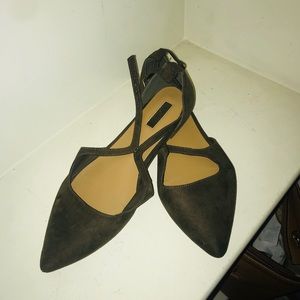 Pointed-toe, green suede flats! Chic for work/play